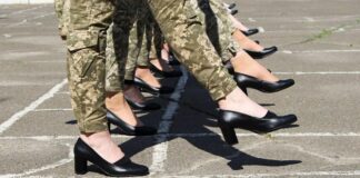 Ucraina dă înapoi în ideea sa de a le face pe femeile militare să mărșăluiască cu tocuri