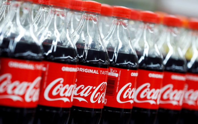 Veniturile Coca-Cola scad cu 33%, dar compania consideră că cererea este în regulă ținând cont de blocajele care sunt la nivel internațional.