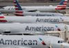 American Airlines a declarat joi că intenționează să suspende serviciul către 15 orașe americane mici cu cerere scăzută în octombrie, după ce termenele de ajutor federal care necesită zborurile expiră, o acțiune care ar întrerupe zborurile programate către nouă destinații din mai multe state. American Airlines și alți transportatori de pasageri din SUA care au acceptat porțiuni de 25 de miliarde de dolari în sprijinul federal de salarizare au fost obligați să mențină niveluri minime de serviciu până la 30 septembrie. American este în prezent singurul transportator care oferă servicii programate către nouă dintre aeroporturile unde intenționează să suspende zborurile. Sunt: Del Rio, Texas; Dubuque, Iowa; Florența, Carolina de Sud; Greenville, Carolina de Nord; Huntington, Virginia de Vest; Joplin, Missouri; New Haven, Connecticut; Roswell, New Mexico; Stillwater, Oklahoma și Williamsport, Pennsylvania. De asemenea, American Airlines intenționează să suspende zborurile către aceste aeroporturi: Sioux City, Iowa; Kalamazoo / Battle Creek, Michigan; Huntington, Virginia de Vest, New Windsor, New York, Springfield, Illinois; Lacul Charles, Louisiana. Sindicatele aeriene și directori de la transportatori au cerut parlamentarilor să acorde alte 25 de miliarde de dolari în subvenții și împrumuturi pentru salarii aeriene. În timp ce inițiativa a obținut sprijin bipartisan în Congres, parlamentarii nu au reușit să ajungă la un acord pentru un alt pachet național de ajutor pentru coronavirus care ar putea include ajutor suplimentar pentru linia aeriană. American se pregătea să reducă serviciile în 30 de orașe, a raportat CNBC săptămâna trecută. Reducerile au efect în perioada 7 octombrie - 3 noiembrie. Aeroporturile au fost selectate pentru că au atras o cerere mică și nu este probabil să recupereze în termenul apropiat. Cererea de călătorie aeriană a scăzut din cauza pandemiei, deoarece îngrijorările cu privire la virus și restricțiile de călătorie țin mulți clienți departe. Datele federale arată că Administrația de Securitate a Transporturilor a analizat în medie 708.684 de persoane pe zi în această lună, în scădere cu 71% față de un an în urmă. Acțiunile American Airlines au scăzut cu 1,4% în tranzacțiile de dimineață.
